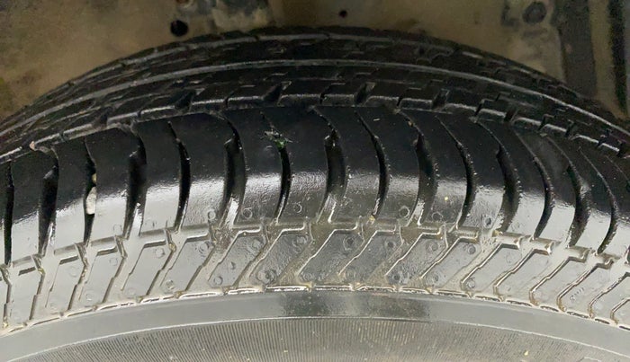 2017 Maruti Swift LXI (O), Petrol, Manual, 37,149 km, Right Front Tyre Tread