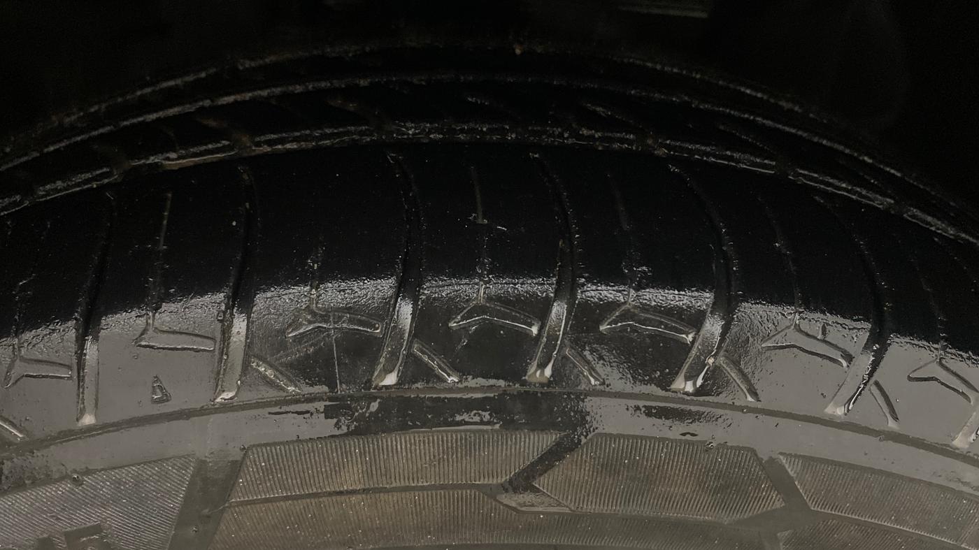 2018 Nissan Sunny XV DIESEL, Diesel, Manual, 1,11,831 km, Right Front Tyre Tread