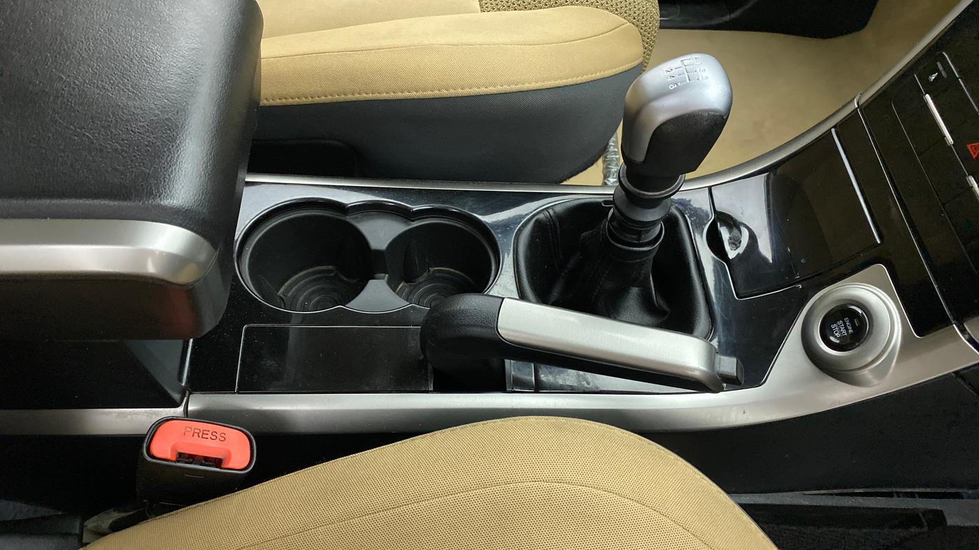 2019 Mahindra XUV500 W7 FWD, Diesel, Manual, 57,949 km, Gear Lever