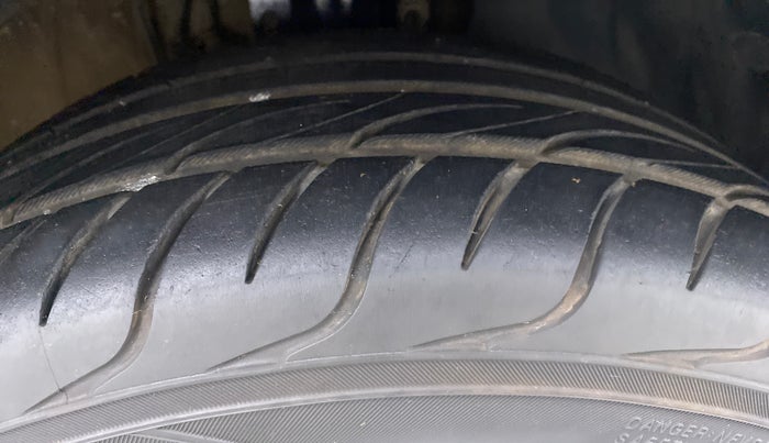 2016 Skoda Rapid 1.5 TDI AT AMBITION, Diesel, Automatic, 62,015 km, Right Front Tyre Tread