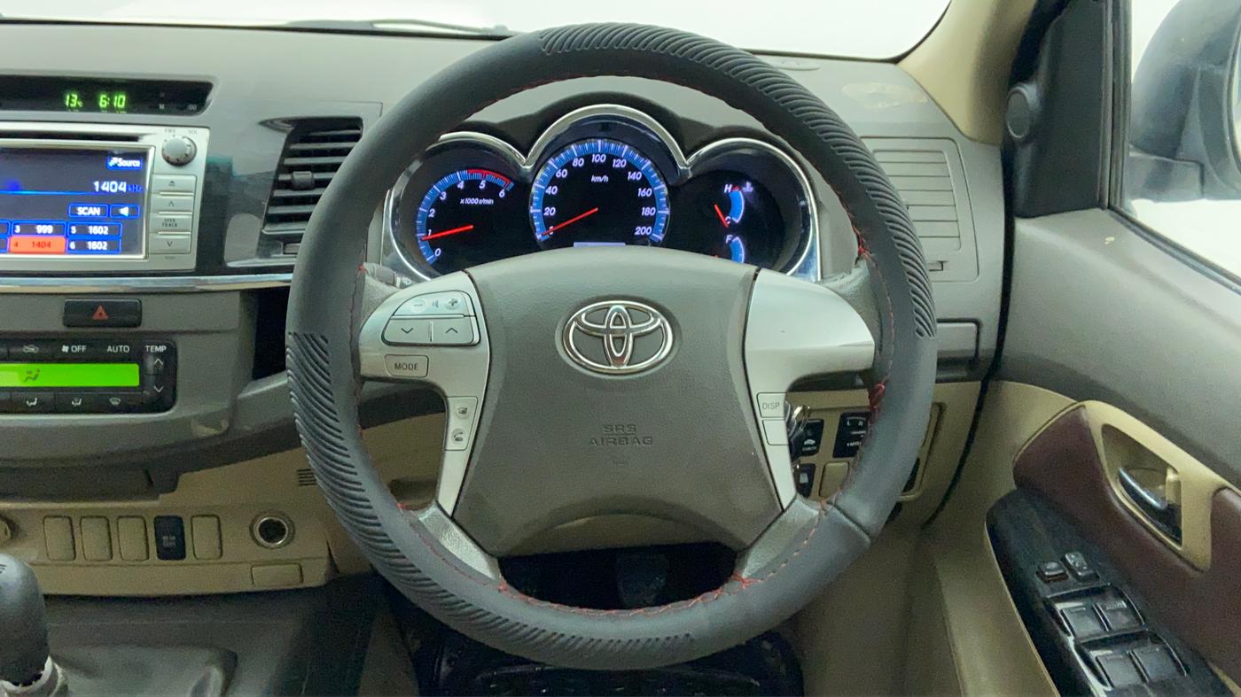 2013 Toyota Fortuner 3.0 MT 4X2, Diesel, Manual, 1,17,736 km, Steering Wheel Close Up