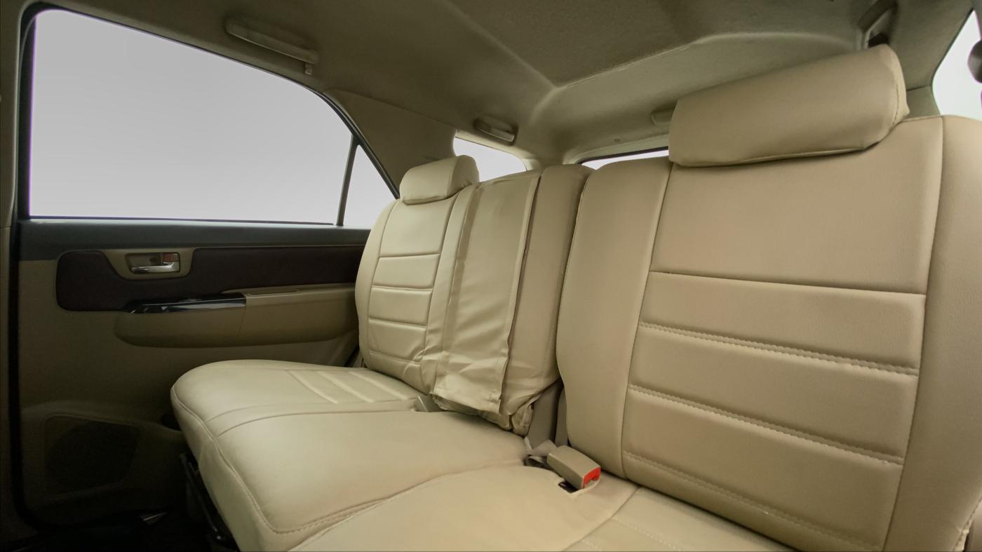 2013 Toyota Fortuner 3.0 MT 4X2, Diesel, Manual, 1,17,736 km, Right Side Rear Door Cabin