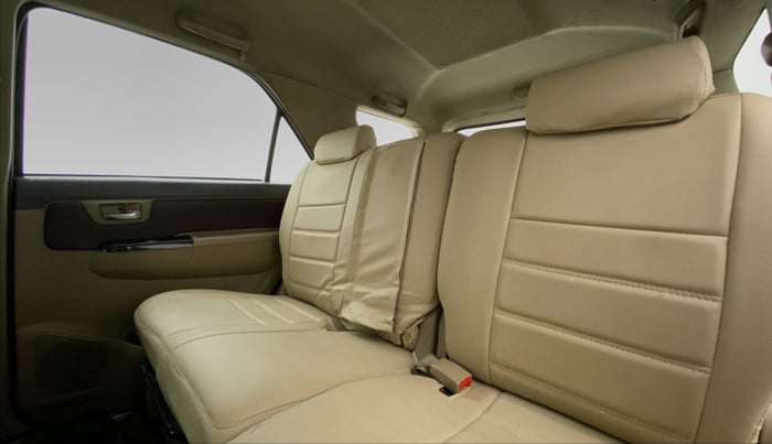 2013 Toyota Fortuner 3.0 MT 4X2, Diesel, Manual, 1,17,736 km, Right Side Rear Door Cabin