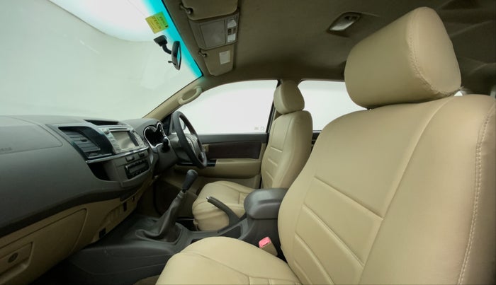 2013 Toyota Fortuner 3.0 MT 4X2, Diesel, Manual, 1,17,736 km, Right Side Front Door Cabin