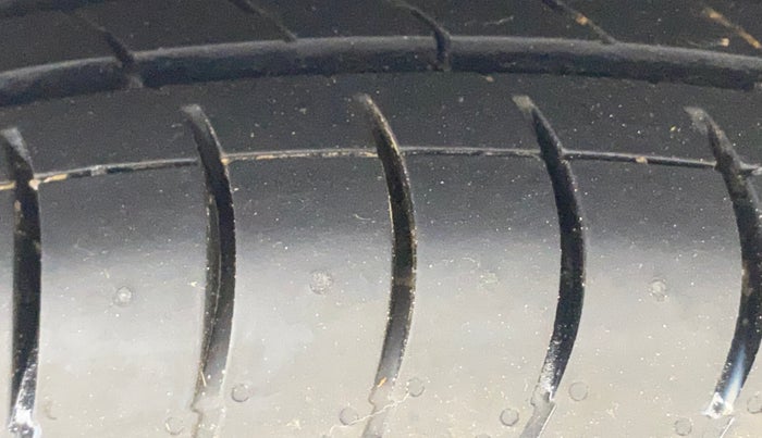 2013 Maruti Ritz VXI, Petrol, Manual, 37,215 km, Left Rear Tyre Tread