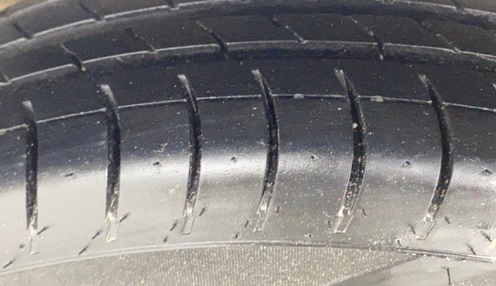 2013 Maruti Ritz VXI, Petrol, Manual, 37,215 km, Right Rear Tyre Tread