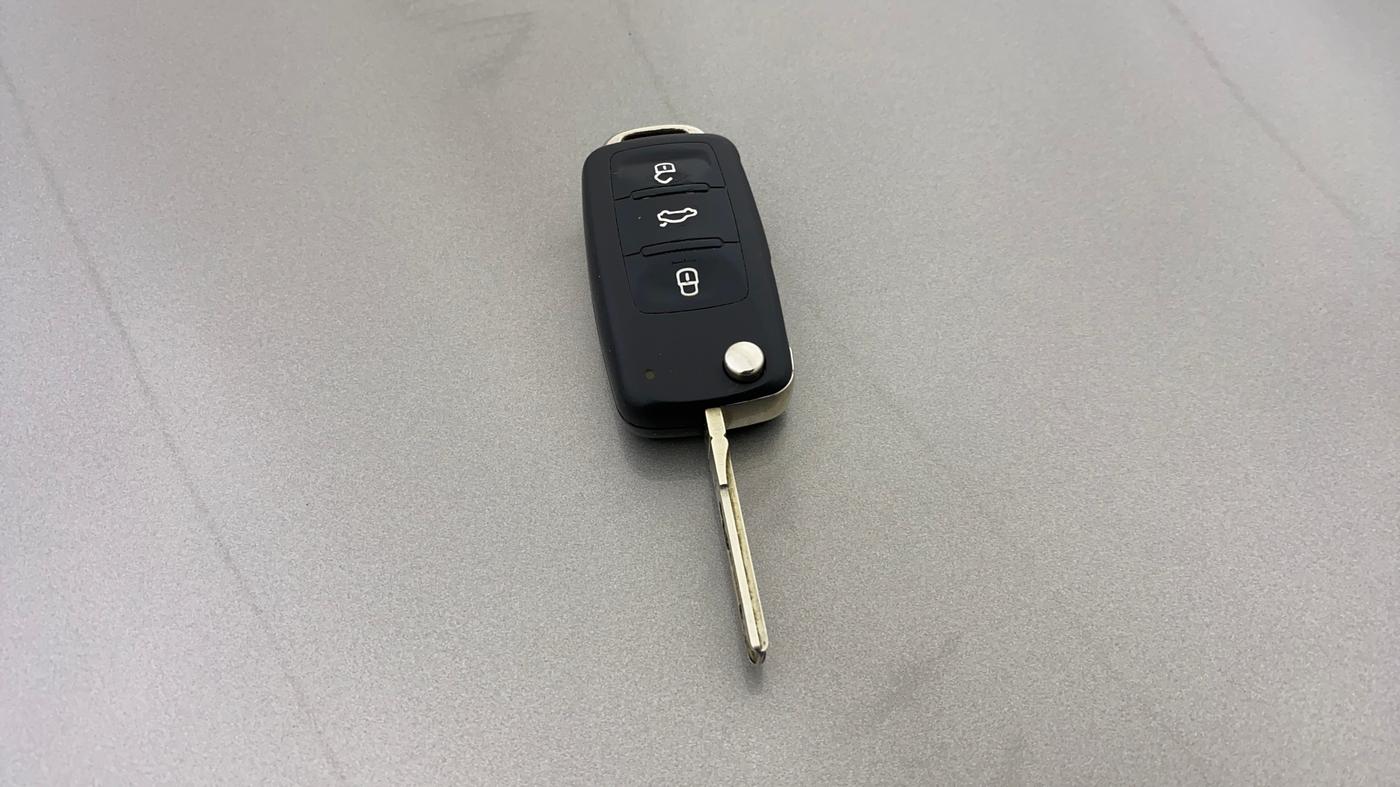 2013 Skoda Rapid ELEGANCE 1.6 MPI MT, Petrol, Manual, 11,180 km, Key Close Up