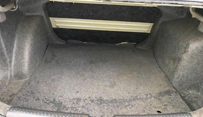 2013 Skoda Rapid ELEGANCE 1.6 MPI MT, Petrol, Manual, 11,245 km, Boot Inside