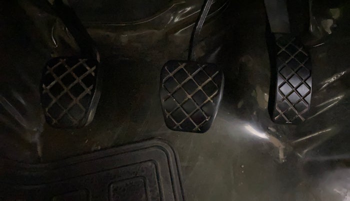 2013 Skoda Rapid ELEGANCE 1.6 MPI MT, Petrol, Manual, 11,245 km, Pedals