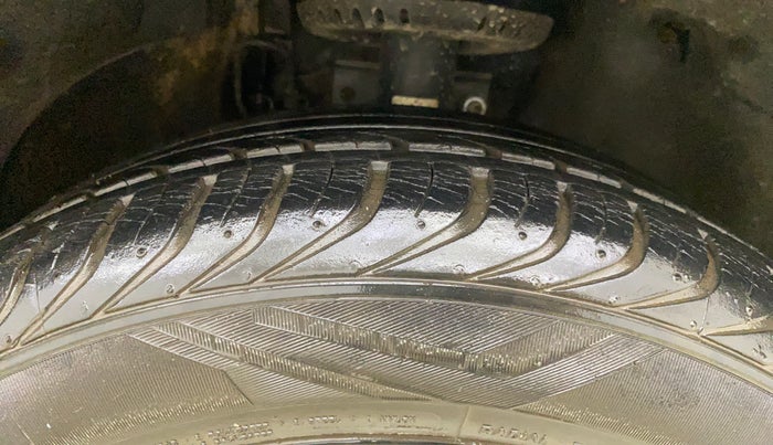 2013 Skoda Rapid ELEGANCE 1.6 MPI MT, Petrol, Manual, 11,245 km, Right Front Tyre Tread