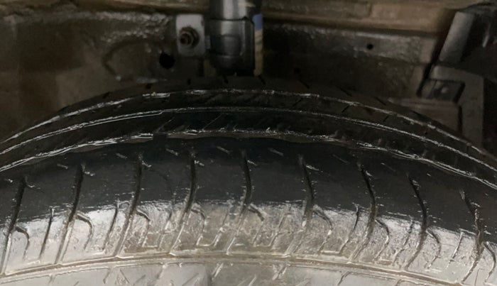 2015 Maruti Swift VXI, Petrol, Manual, 28,712 km, Right Front Tyre Tread