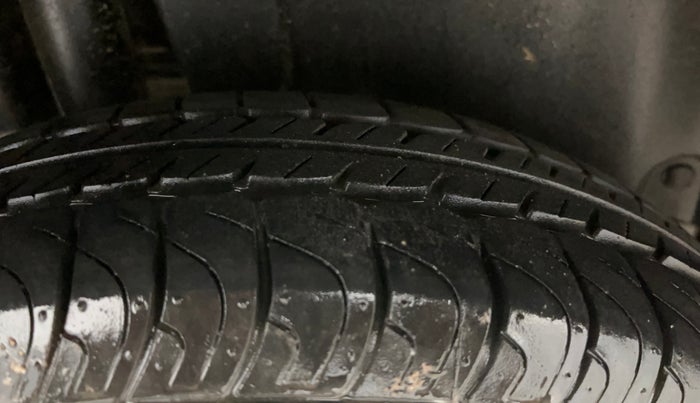 2015 Maruti Swift VXI, Petrol, Manual, 28,712 km, Right Rear Tyre Tread