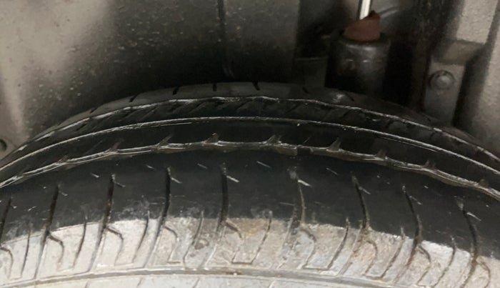 2015 Maruti Swift VXI, Petrol, Manual, 28,712 km, Left Rear Tyre Tread