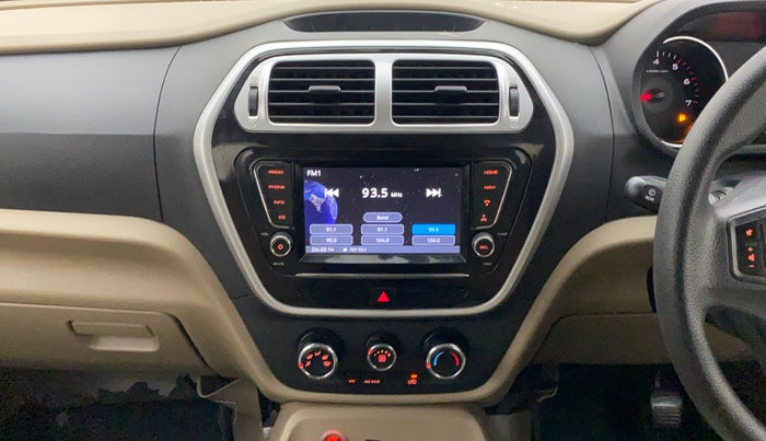 2017 Mahindra TUV300 T10 AMT DUAL TONE, Diesel, Automatic, 30,026 km, Air Conditioner