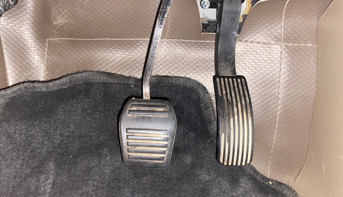 2017 Mahindra TUV300 T10 AMT DUAL TONE, Diesel, Automatic, 30,026 km, Pedals