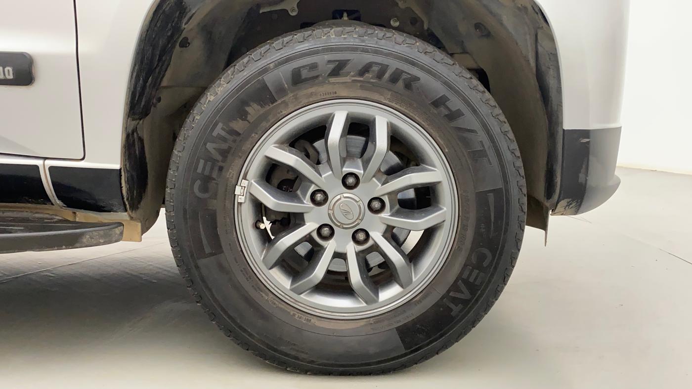 2017 Mahindra TUV300 T10 AMT DUAL TONE, Diesel, Automatic, 30,026 km, Right Front Wheel