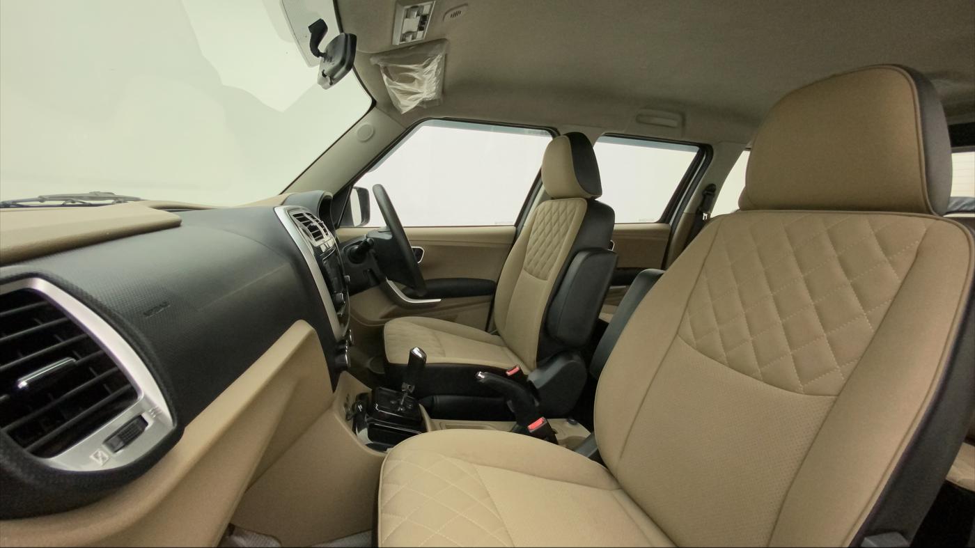 2017 Mahindra TUV300 T10 AMT DUAL TONE, Diesel, Automatic, 30,026 km, Right Side Front Door Cabin