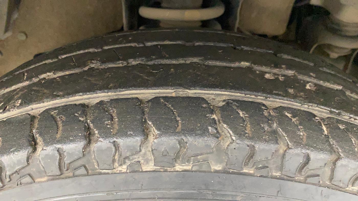 2017 Mahindra TUV300 T10 AMT DUAL TONE, Diesel, Automatic, 30,026 km, Right Front Tyre Tread