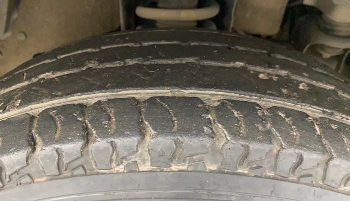 2017 Mahindra TUV300 T10 AMT DUAL TONE, Diesel, Automatic, 30,026 km, Right Front Tyre Tread