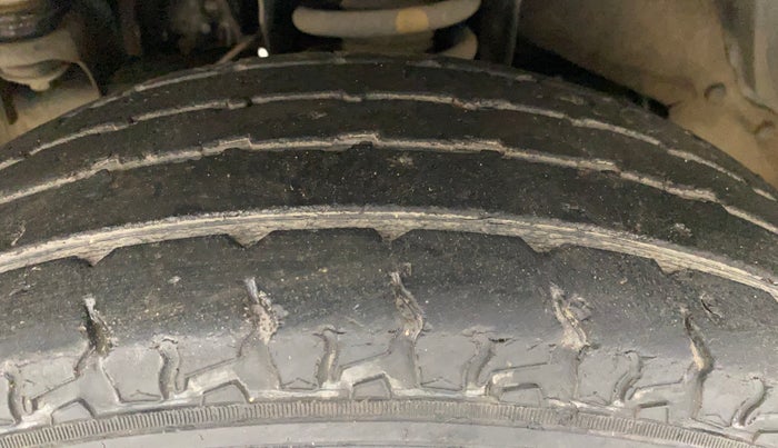 2017 Mahindra TUV300 T10 AMT DUAL TONE, Diesel, Automatic, 30,026 km, Left Front Tyre Tread