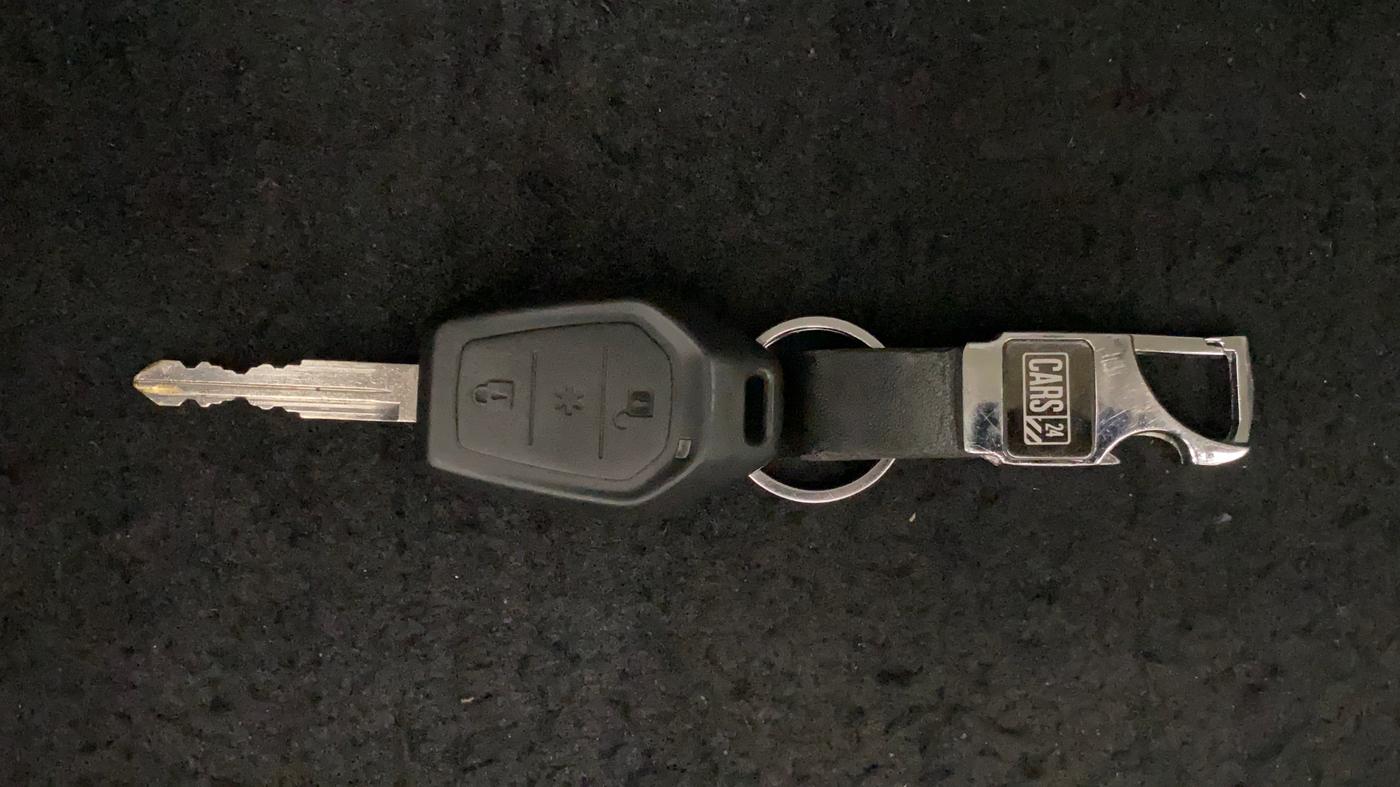 2017 Mahindra TUV300 T10 AMT DUAL TONE, Diesel, Automatic, 30,026 km, Key Close Up