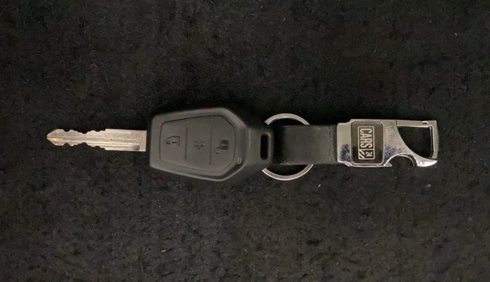 2017 Mahindra TUV300 T10 AMT DUAL TONE, Diesel, Automatic, 30,026 km, Key Close Up