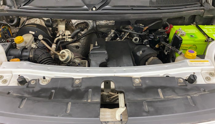 2017 Mahindra TUV300 T10 AMT DUAL TONE, Diesel, Automatic, 30,026 km, Open Bonet