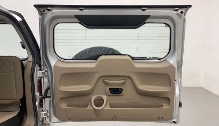 2017 Mahindra TUV300 T10 AMT DUAL TONE, Diesel, Automatic, 30,026 km, Boot Door Open