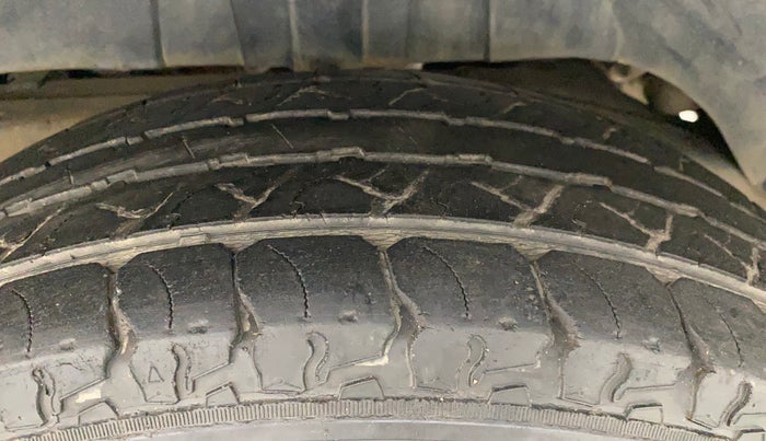 2017 Mahindra TUV300 T10 AMT DUAL TONE, Diesel, Automatic, 30,026 km, Left Rear Tyre Tread