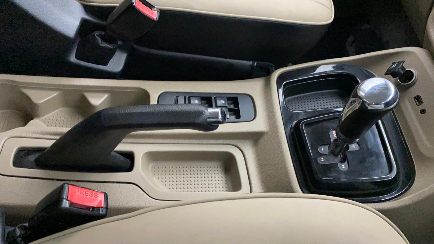 2017 Mahindra TUV300 T10 AMT DUAL TONE, Diesel, Automatic, 30,026 km, Gear Lever