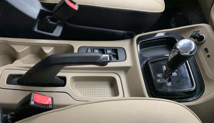 2017 Mahindra TUV300 T10 AMT DUAL TONE, Diesel, Automatic, 30,026 km, Gear Lever