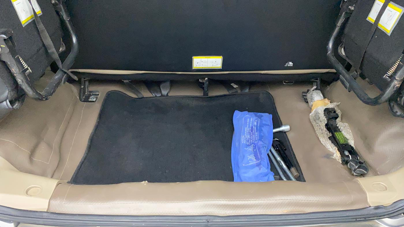 2017 Mahindra TUV300 T10 AMT DUAL TONE, Diesel, Automatic, 30,026 km, Boot Inside