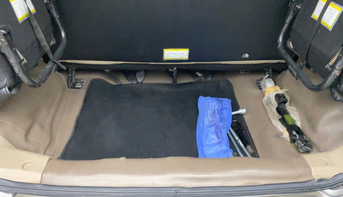 2017 Mahindra TUV300 T10 AMT DUAL TONE, Diesel, Automatic, 30,026 km, Boot Inside