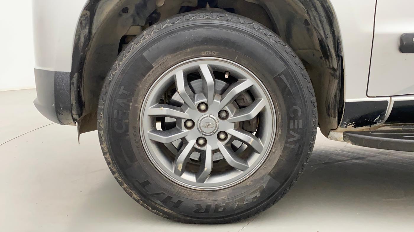 2017 Mahindra TUV300 T10 AMT DUAL TONE, Diesel, Automatic, 30,026 km, Left Front Wheel
