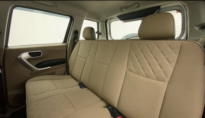 2017 Mahindra TUV300 T10 AMT DUAL TONE, Diesel, Automatic, 30,026 km, Right Side Rear Door Cabin