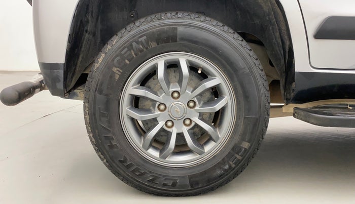 2017 Mahindra TUV300 T10 AMT DUAL TONE, Diesel, Automatic, 30,026 km, Right Rear Wheel