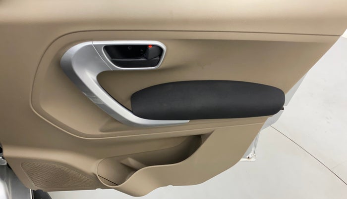 2017 Mahindra TUV300 T10 AMT DUAL TONE, Diesel, Automatic, 30,026 km, Driver Side Door Panels Control