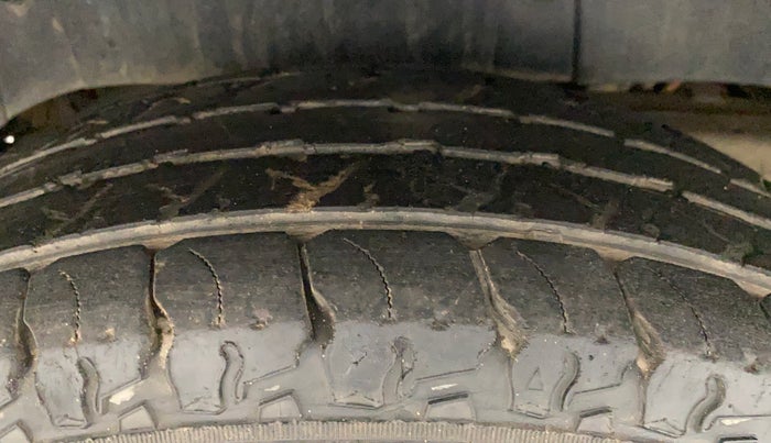 2017 Mahindra TUV300 T10 AMT DUAL TONE, Diesel, Automatic, 30,026 km, Right Rear Tyre Tread