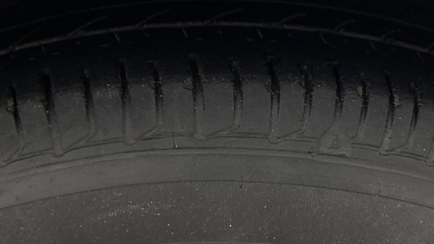 2015 Hyundai i10 MAGNA 1.1, Petrol, Manual, 33,415 km, Right Front Tyre Tread