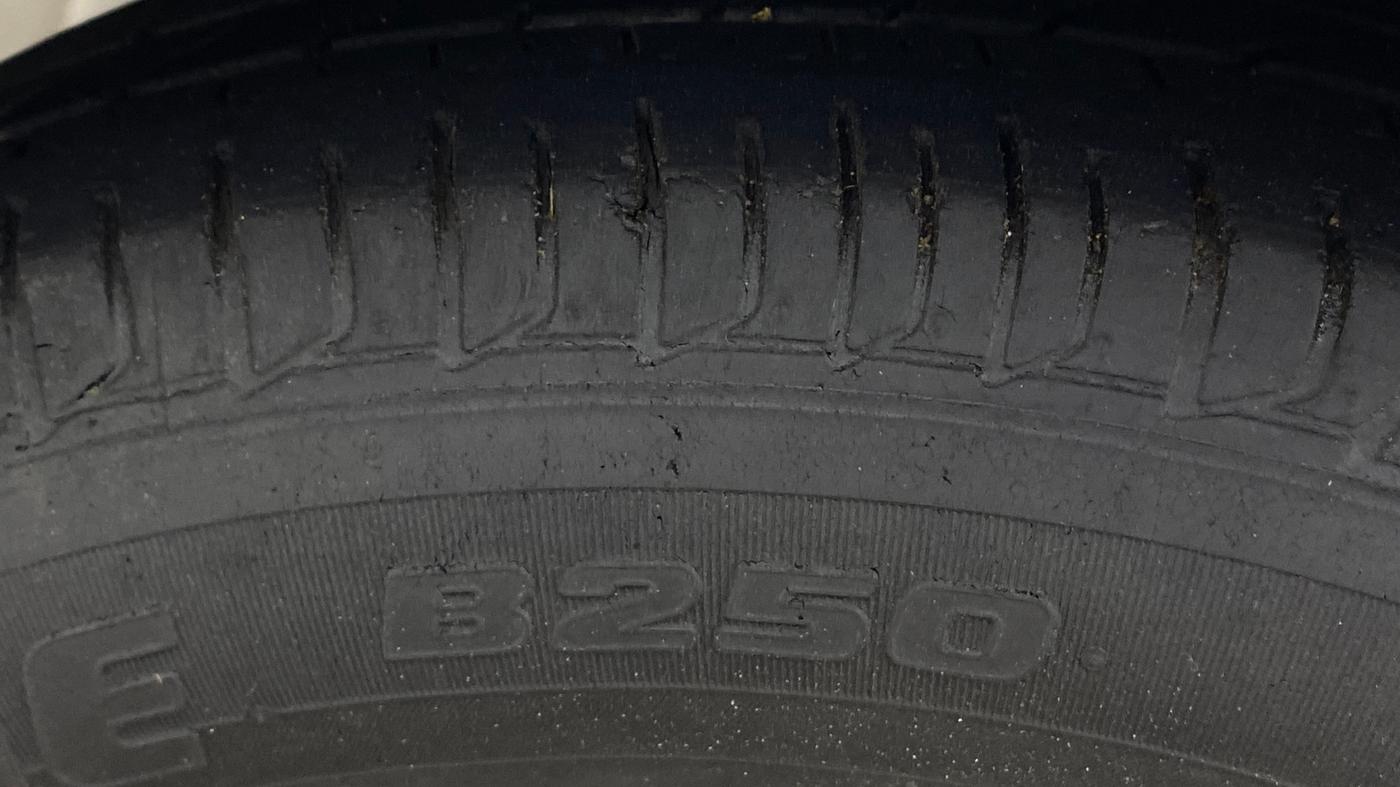 2015 Hyundai i10 MAGNA 1.1, Petrol, Manual, 33,415 km, Left Front Tyre Tread