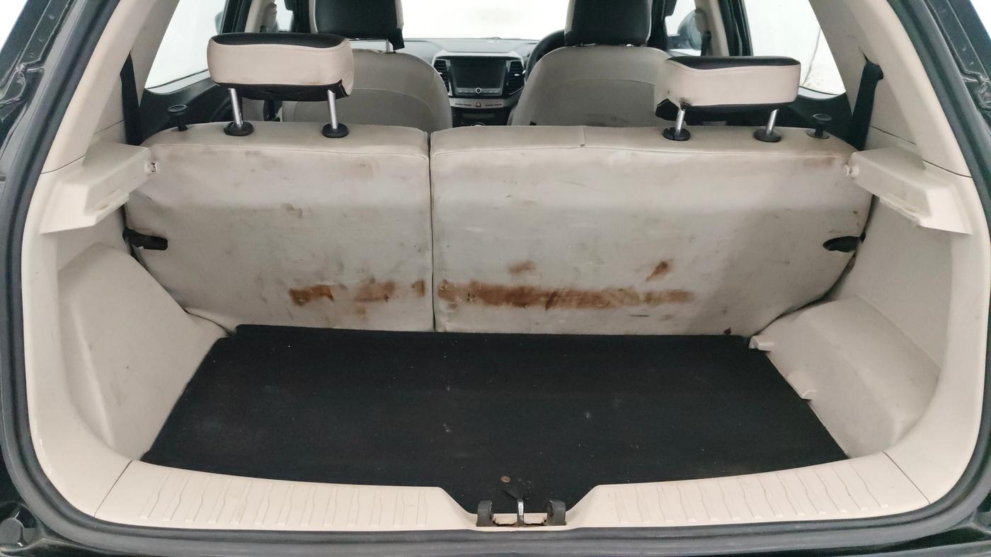 2022 Mahindra XUV300 W8 1.5 DIESEL, Diesel, Manual, 87,095 km, Boot Inside