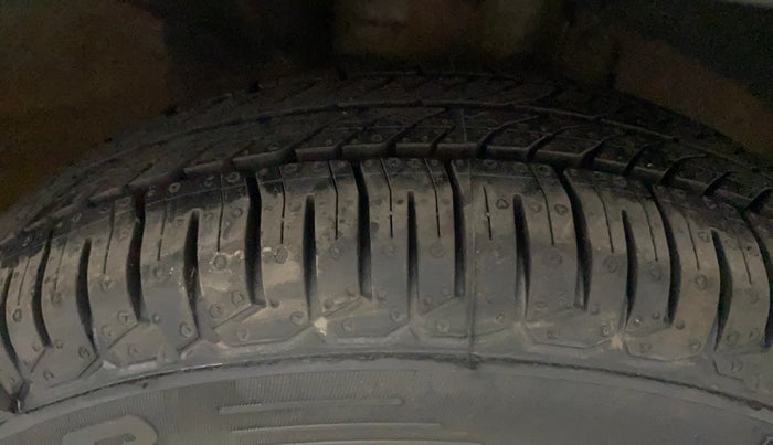 2017 Renault Kwid RXL, Petrol, Manual, 43,552 km, Right Front Tyre Tread