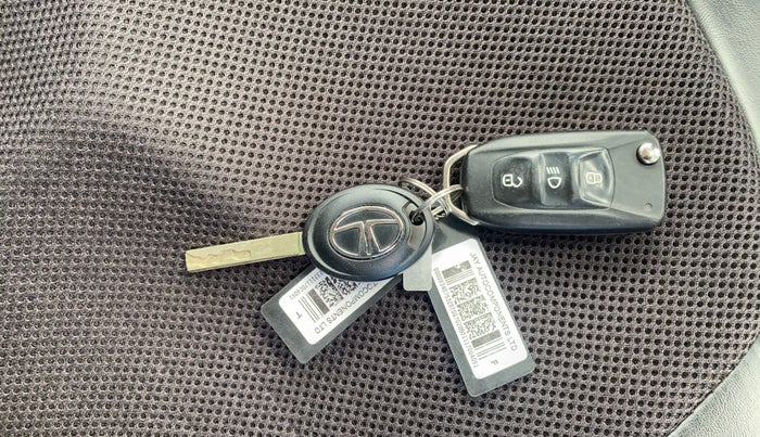 2017 Tata NEXON XM PETROL, Petrol, Manual, 62,236 km, Key Close Up