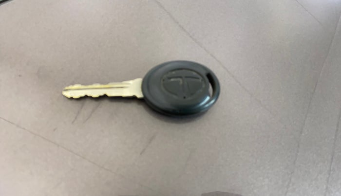 2017 Tata Tiago XZ PETROL, CNG, Manual, 84,453 km, Key Close Up