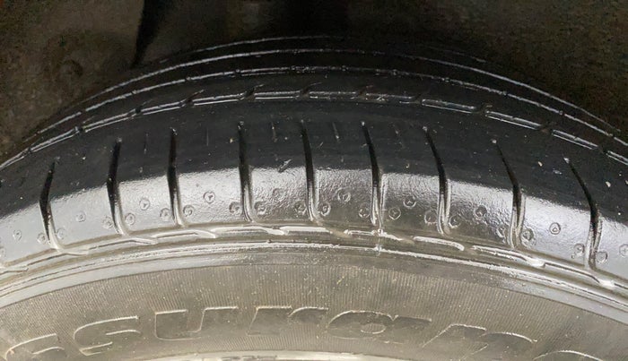 2015 Hyundai Creta  SX 1.6 Petrol , Petrol, Manual, 1,16,376 km, Right Rear Tyre Tread