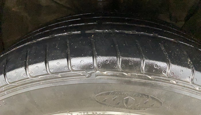 2015 Hyundai Creta  SX 1.6 Petrol , Petrol, Manual, 1,16,376 km, Right Front Tyre Tread