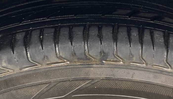 2013 Maruti Swift VDI, Diesel, Manual, 90,343 km, Right Rear Tyre Tread