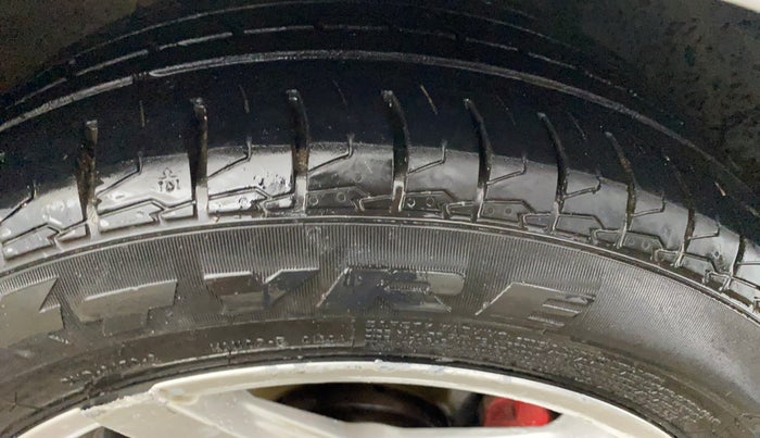 2016 Volkswagen Vento HIGHLINE 1.6 MPI, Petrol, Manual, 98,199 km, Right Front Tyre Tread