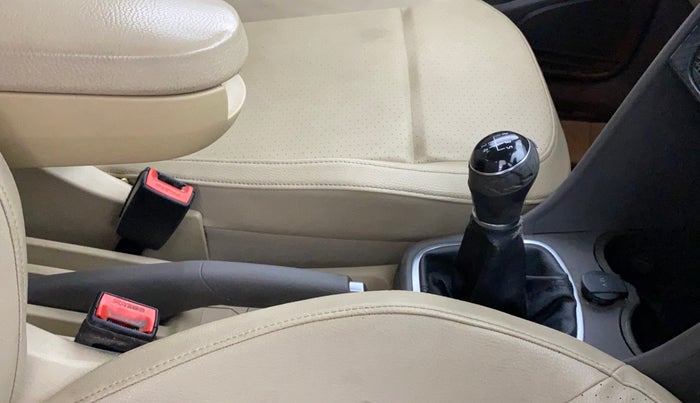 2016 Volkswagen Vento HIGHLINE 1.6 MPI, Petrol, Manual, 98,199 km, Gear Lever