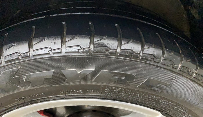 2016 Volkswagen Vento HIGHLINE 1.6 MPI, Petrol, Manual, 98,199 km, Left Front Tyre Tread